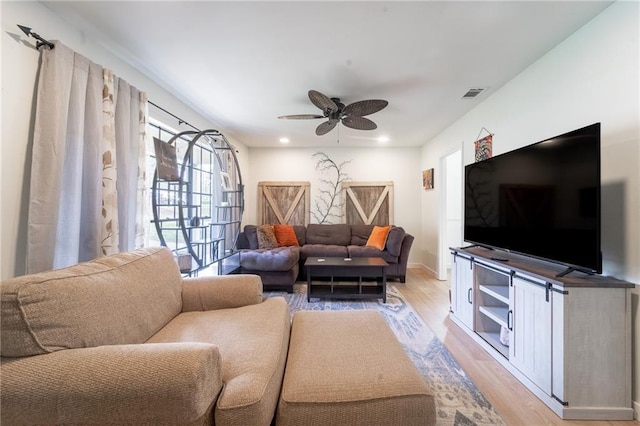 living area featuring baseboards, visible vents, light wood-style flooring, recessed lighting, and ceiling fan