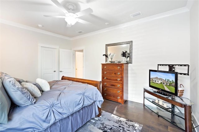 bedroom with ceiling fan, dark hardwood / wood-style floors, crown molding, and a closet