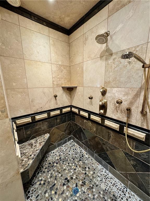 room details featuring tiled shower and crown molding