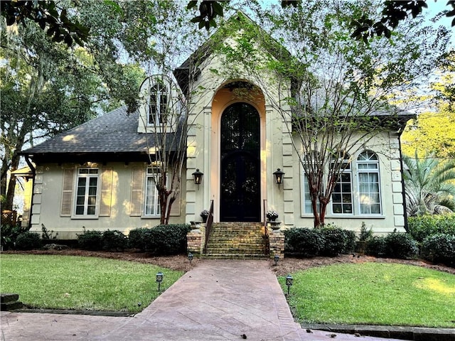 view of front of house featuring a front yard