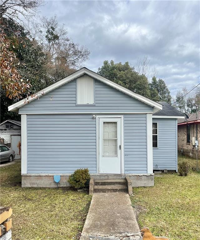 view of front of house with a front lawn