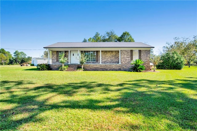 single story home with a front lawn