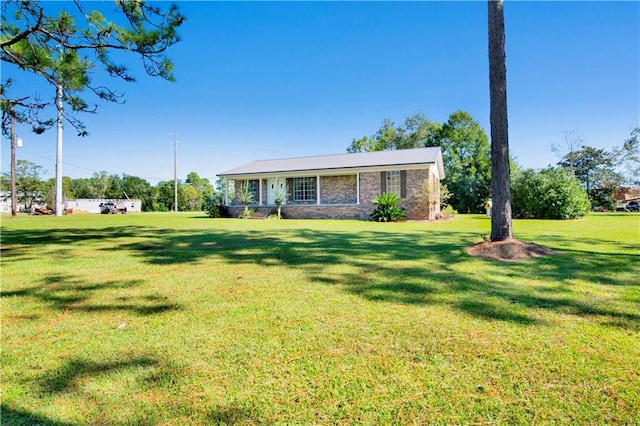 ranch-style house featuring a front yard