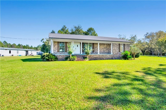 ranch-style house featuring a front yard