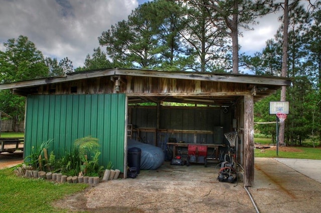 view of pole building with driveway