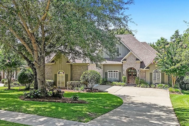 view of front of home featuring a front lawn