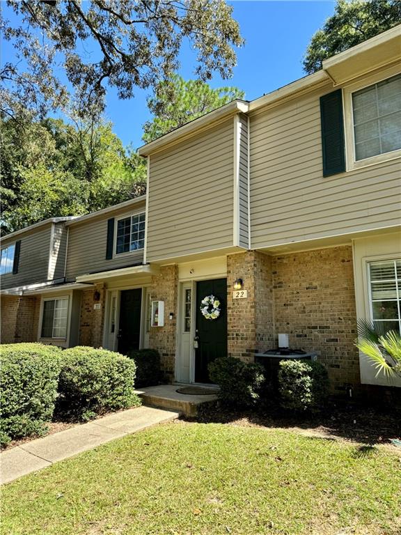 multi unit property featuring a front yard