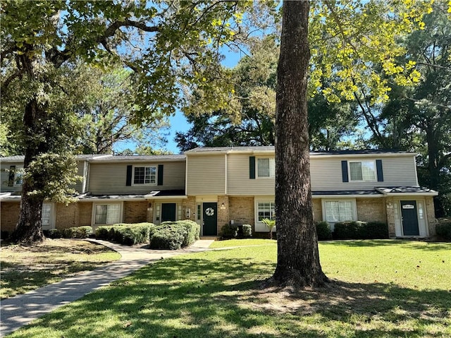 view of front of house with a front lawn