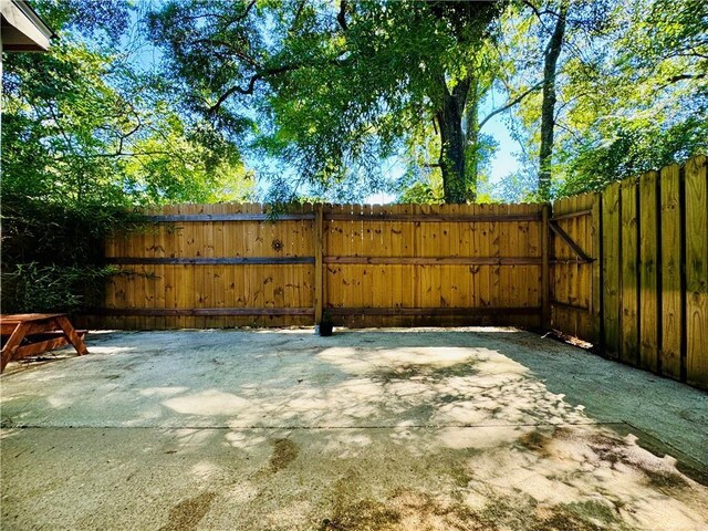6701 Dickens Ferry Rd Unit 22, Mobile, AL 36608 - view of yard with a patio and fence