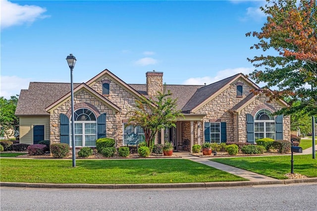 view of front of home featuring a front yard