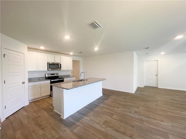 kitchen featuring white cabinetry, dark wood-type flooring, a kitchen island with sink, and appliances with stainless steel finishes