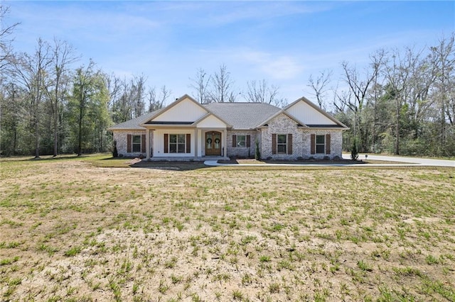 view of front of property with a front yard