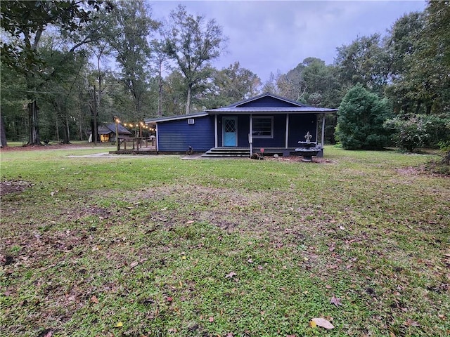 view of front facade with a front yard