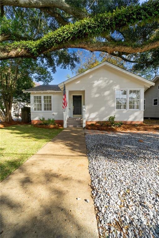 single story home with a front yard