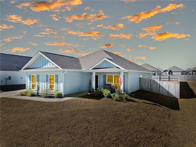 view of front of property featuring a lawn