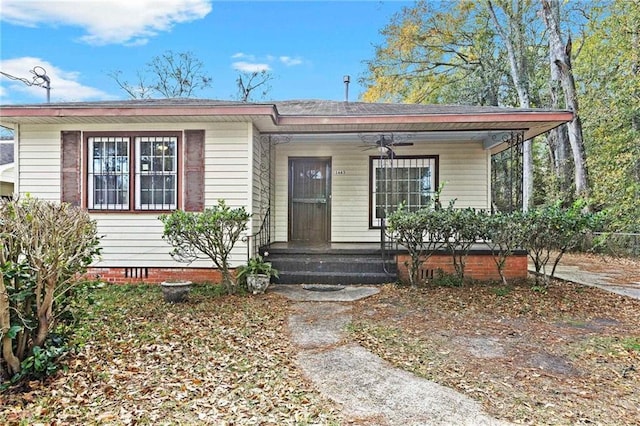 view of front of property featuring ceiling fan and a porch