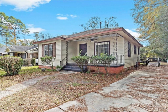 view of front facade with covered porch and ceiling fan