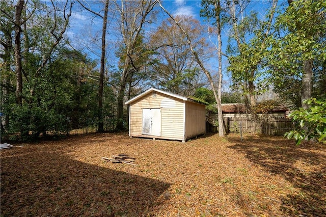 view of yard with a storage unit