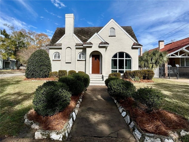 view of front of property with a front yard