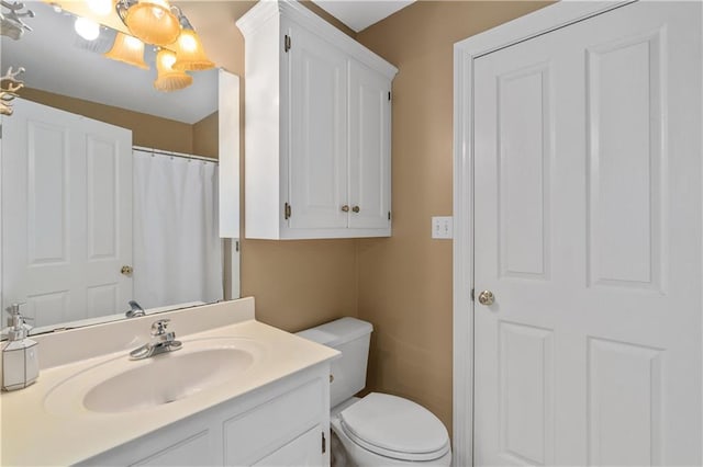 full bathroom featuring vanity, toilet, and curtained shower