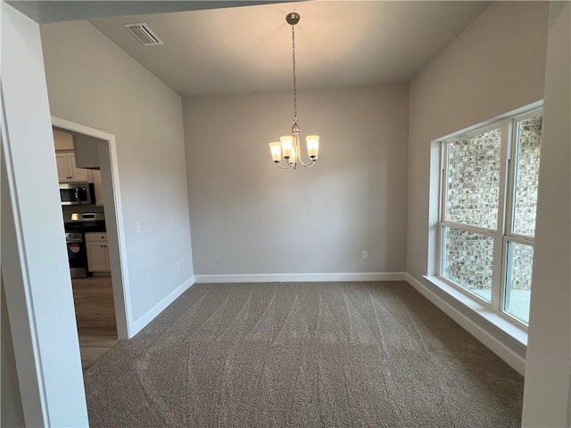 carpeted spare room featuring visible vents, baseboards, and a chandelier