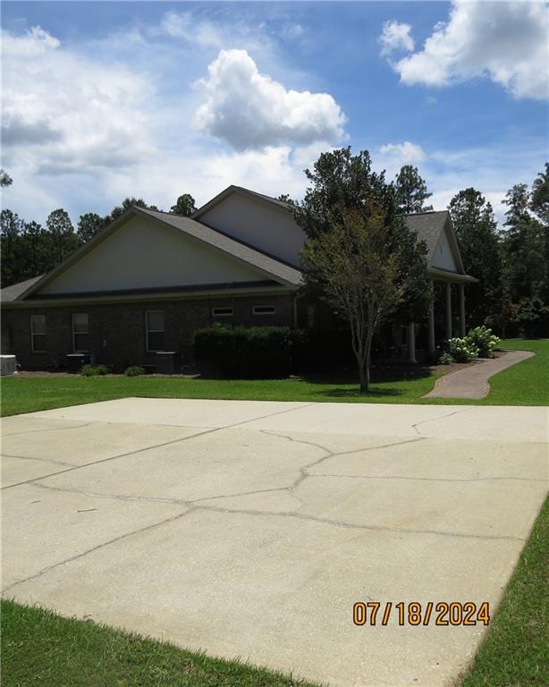 view of front facade with a front yard