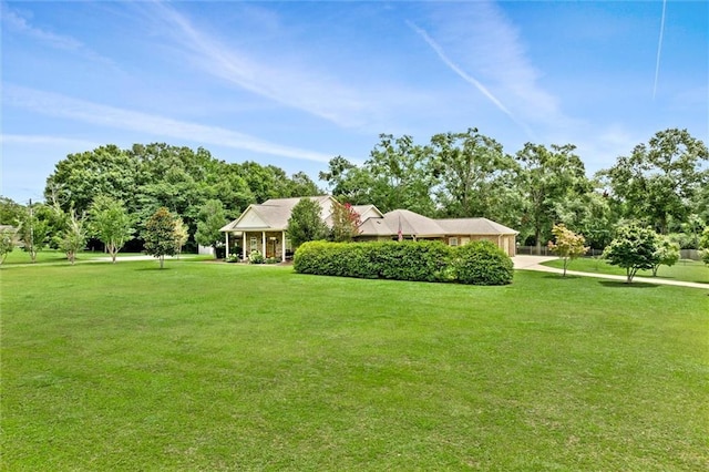 view of front facade featuring a front yard