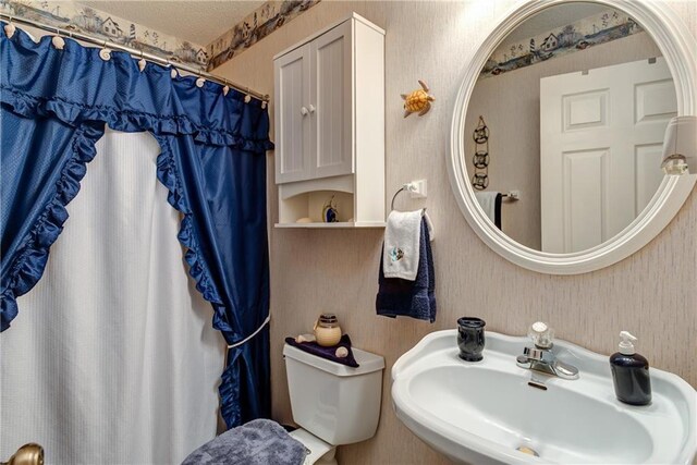 bathroom featuring toilet and sink