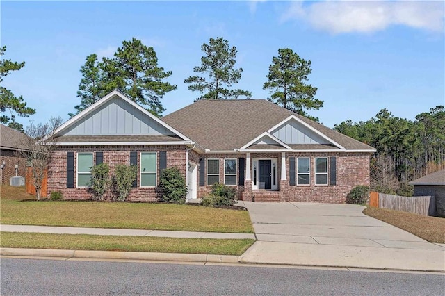 craftsman-style home featuring a front yard