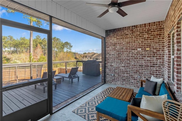 sunroom with ceiling fan