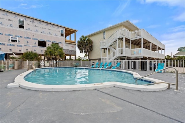 view of swimming pool