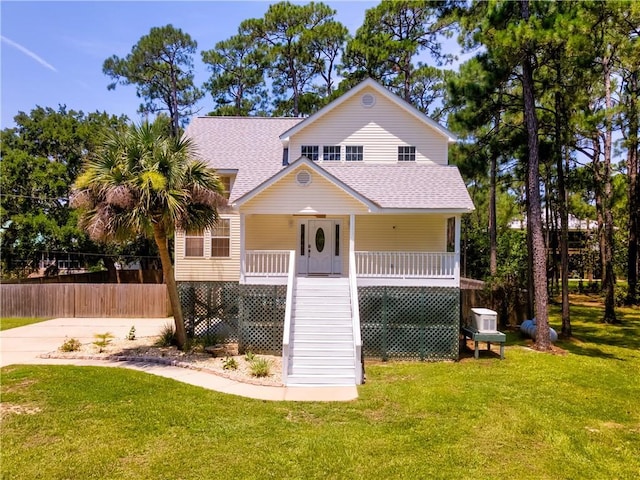 view of front facade featuring a porch and a front yard