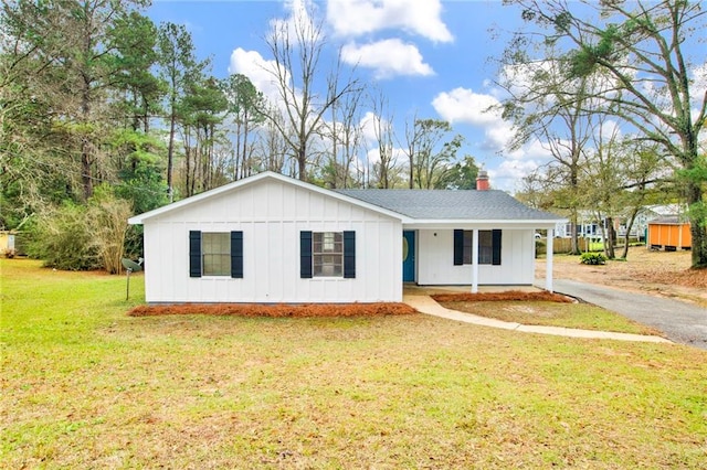 view of front of property with a front lawn