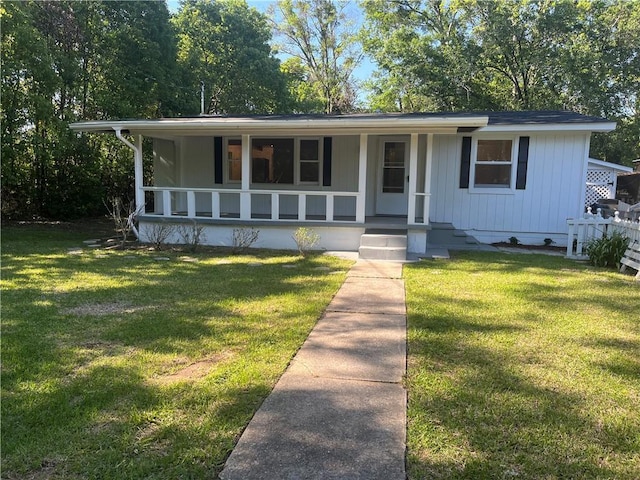 view of front facade with a front lawn and covered porch