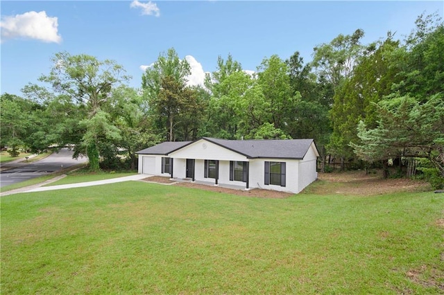 1513 Carlisle Dr W, Mobile, AL 36618 - view of front of house with a front lawn, concrete driveway, and an attached garage