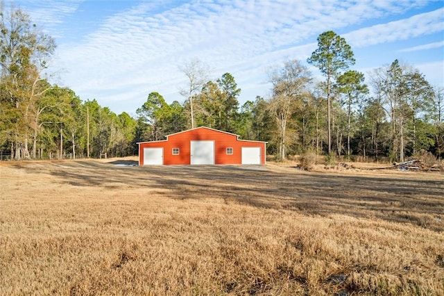 view of outdoor structure featuring a garage and a yard