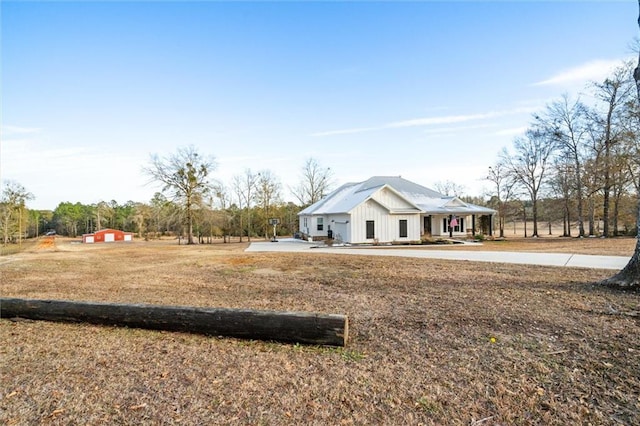 view of front of property with a front yard