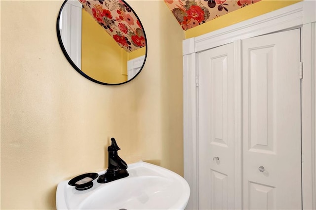 bathroom featuring a sink