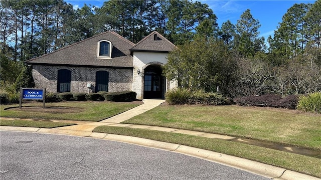 view of front of house featuring a front lawn