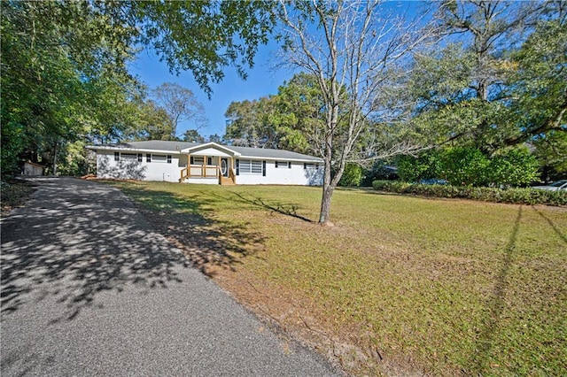 ranch-style home featuring a porch and a front yard