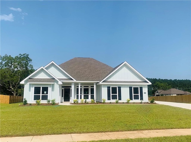 view of front of property featuring a front lawn