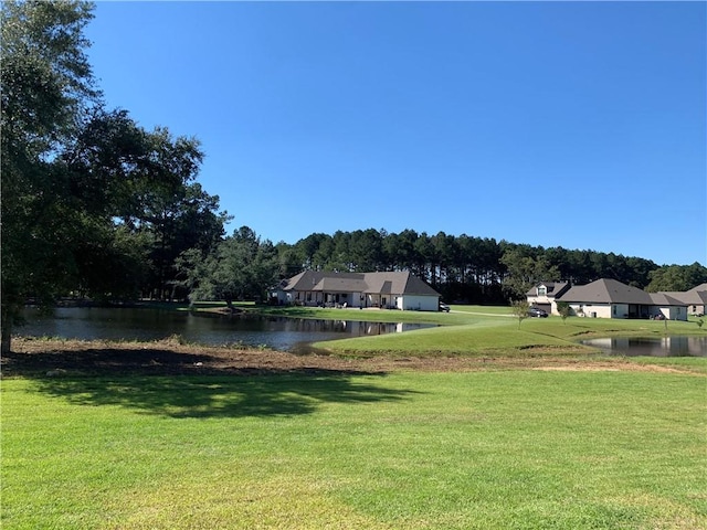 view of yard featuring a water view