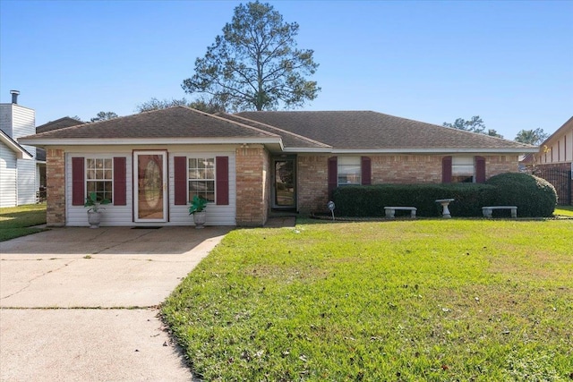 single story home with a front lawn