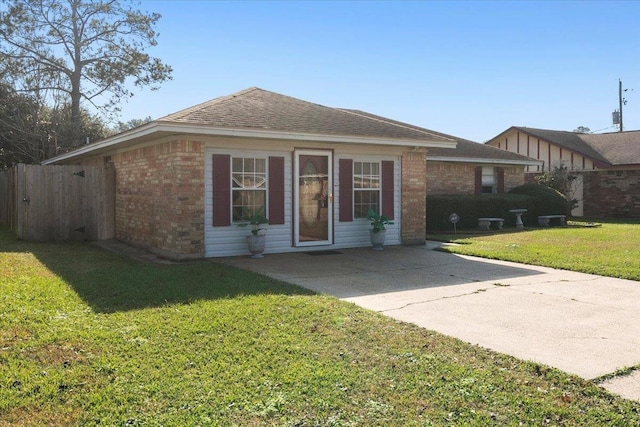 ranch-style home featuring a front yard