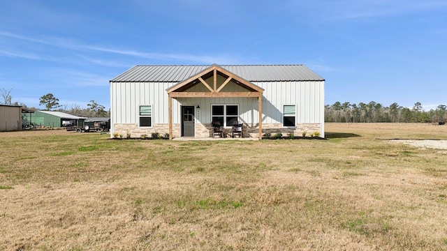 back of house featuring a lawn