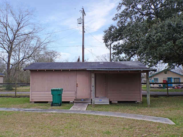 view of outdoor structure featuring fence and an outdoor structure