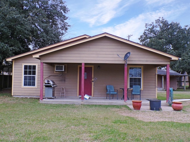 view of front of property featuring a patio area and a front lawn