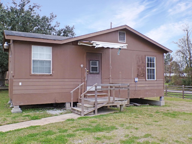 view of front facade with a front yard and fence