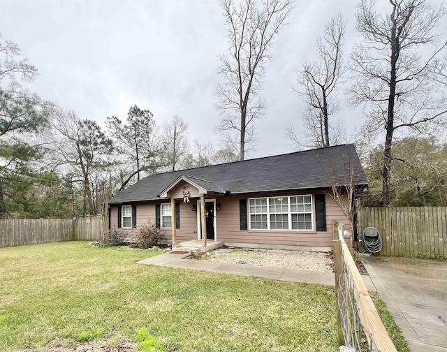 view of front facade featuring a front yard