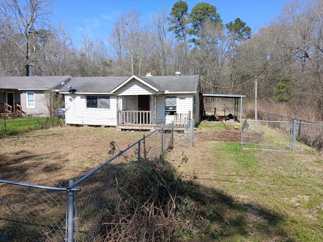 view of front of property featuring a gate, fence, a carport, and a front yard